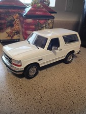 GREENLIGHT  1:18 1993 FORD BRONCO XLT (OXFORD WHITE)