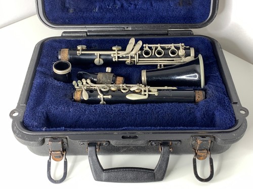 Selmer 1400 Clarinet w/Hardcase - Picture 3 of 9