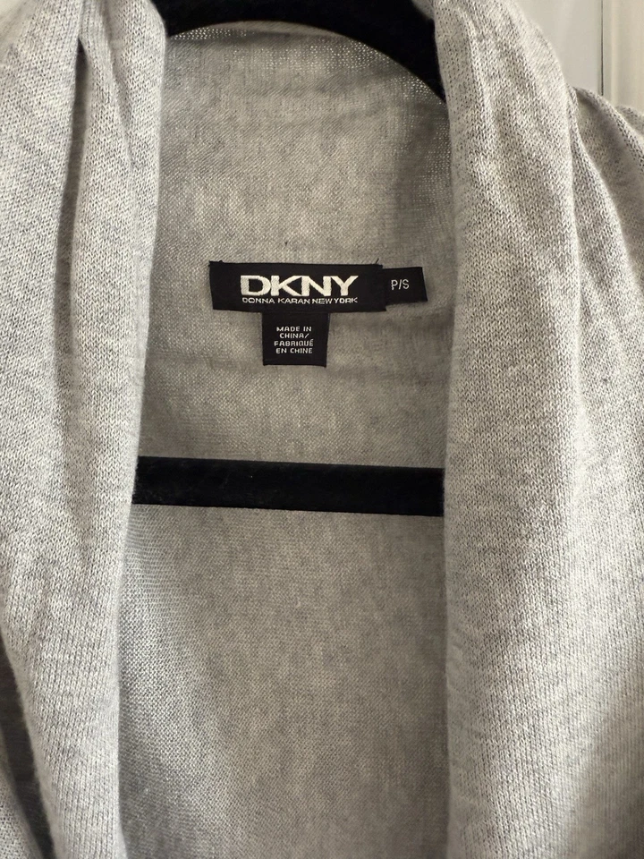 Acogedor suéter envolvente DKNY 12 formas gris talla P/S seda/algodón/cachemira Foto 2 de 4