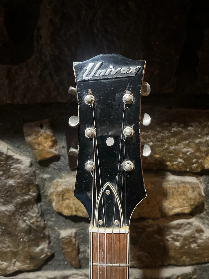 Электрогитара Univox Coily с Полым Корпусом, 2 Звукоснимателя, Red Starburst - Новые Струны - Изображение 2 из 4