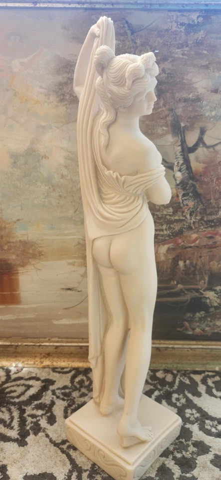 La statua in alabastro è una copia della Venere Callipigia. - Immagine 4 di 4