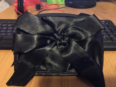 Schwarz Satin Reißverschluss Schleife Detail Kosmetik Make-up Tasche von Avon