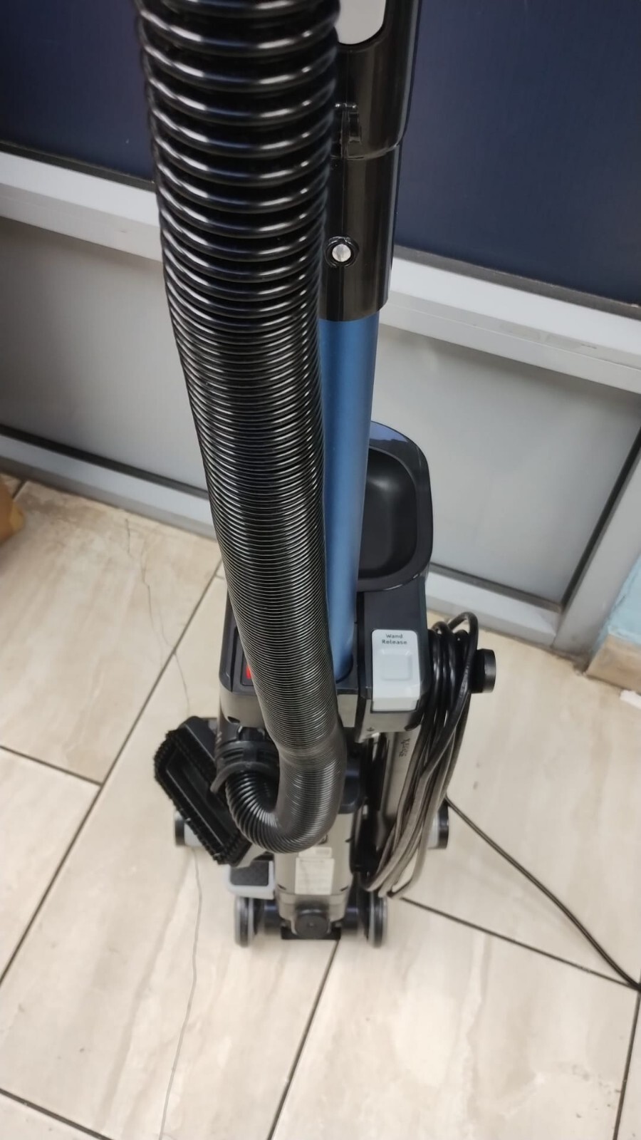 Shark NV602UK Bagless Lift Away Upright Vacuum Cleaner Anti Allergen