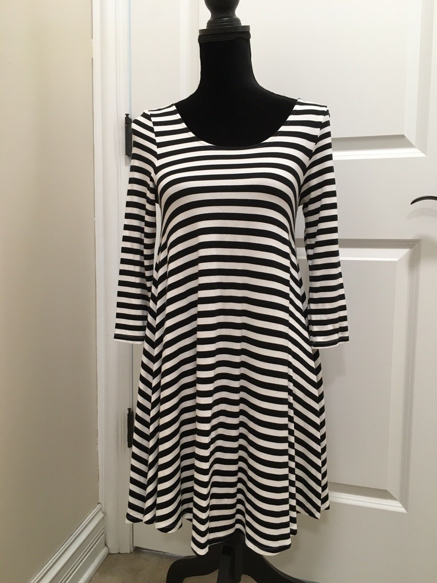 American Eagle Outfitters Black and White 3/4 Sleeve Swing Dress Size Small American Eagle Outfitters Black and White 3/4 Sleeve Swing Dress Size Small