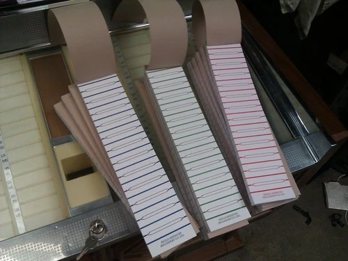 EIN BUCH MIT 300 PERFORIERTEN VINTAGE VINYL JUKE BOX ETIKETTEN TITELSTREIFEN SCHALLPLATTENETIKETTEN - Bild 3 von 4