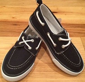 boys white boat shoes