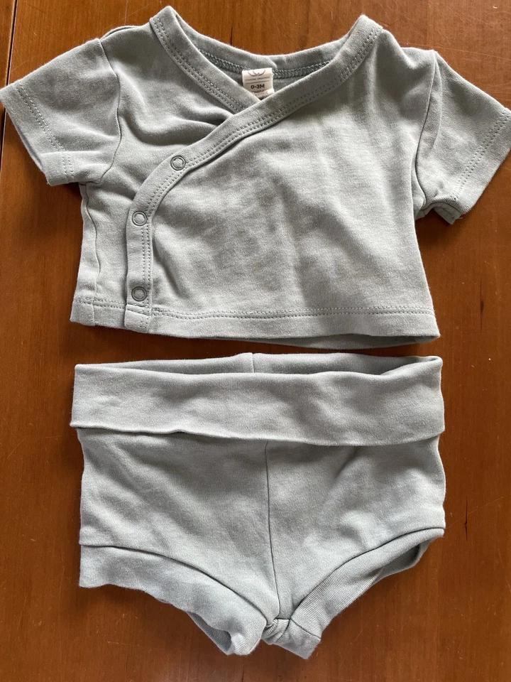 Top e pantaloncini a scatto a maniche corte in cotone biologico verde usato in ottime condizioni - 0-3Mos - Immagine 2 di 4