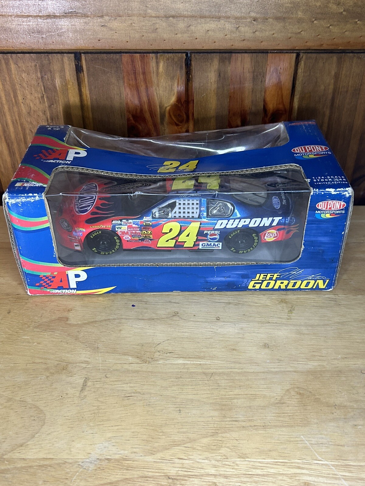Nascar Jeff Gordon Dupont 1:24 Scale Stock Car