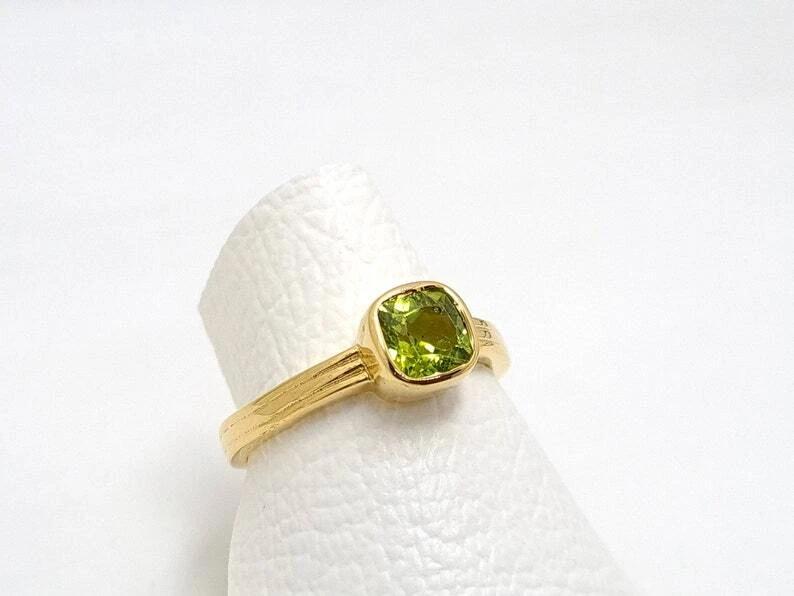 0.85 ctw Natural Cushion Cut Peridot Gemstone Solitaire Ring 14k Yellow Gold - Image 3 of 4
