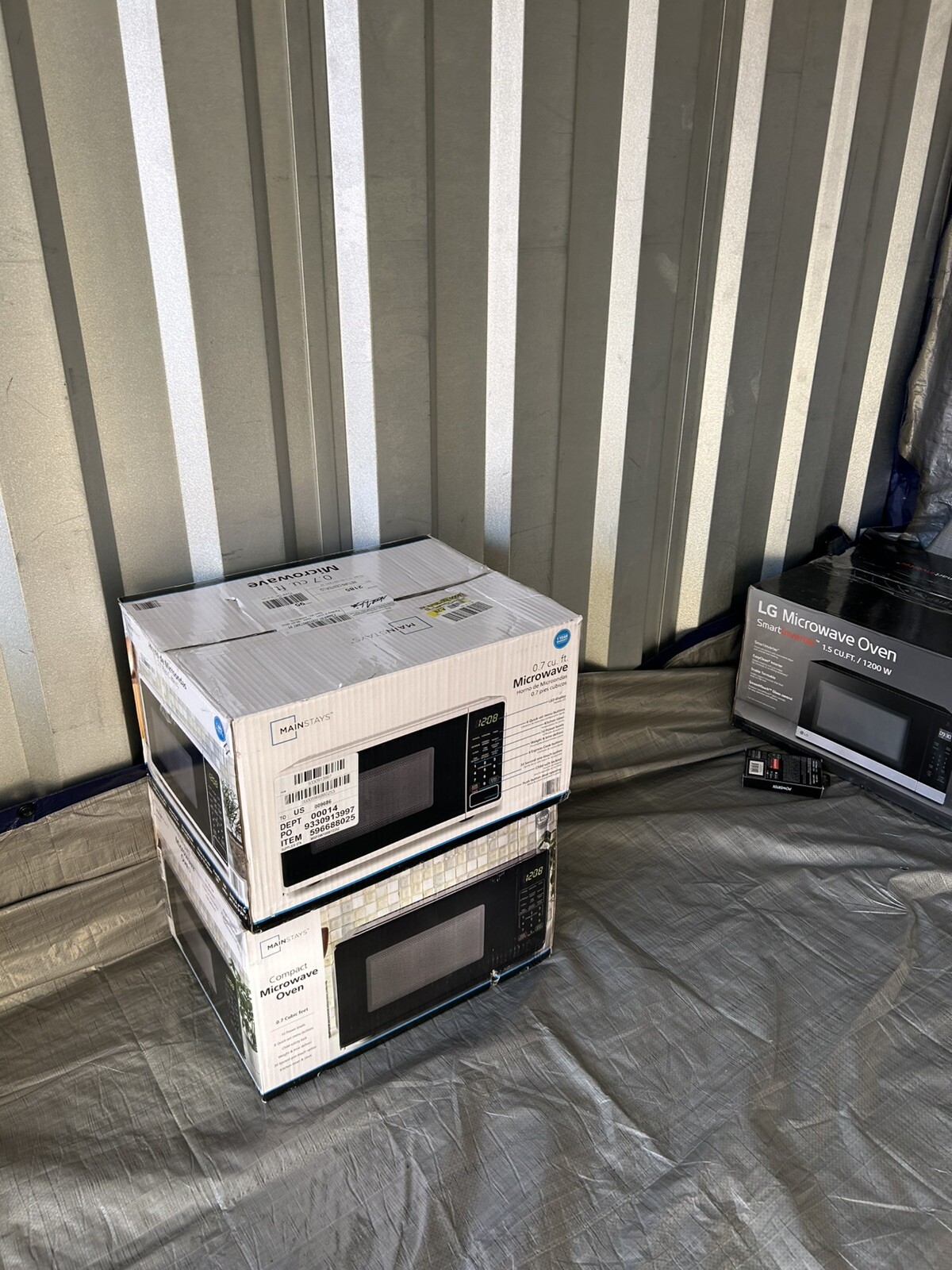 Mainstays EM720CGA-W 0.7 Cu ft Countertop Microwave Oven