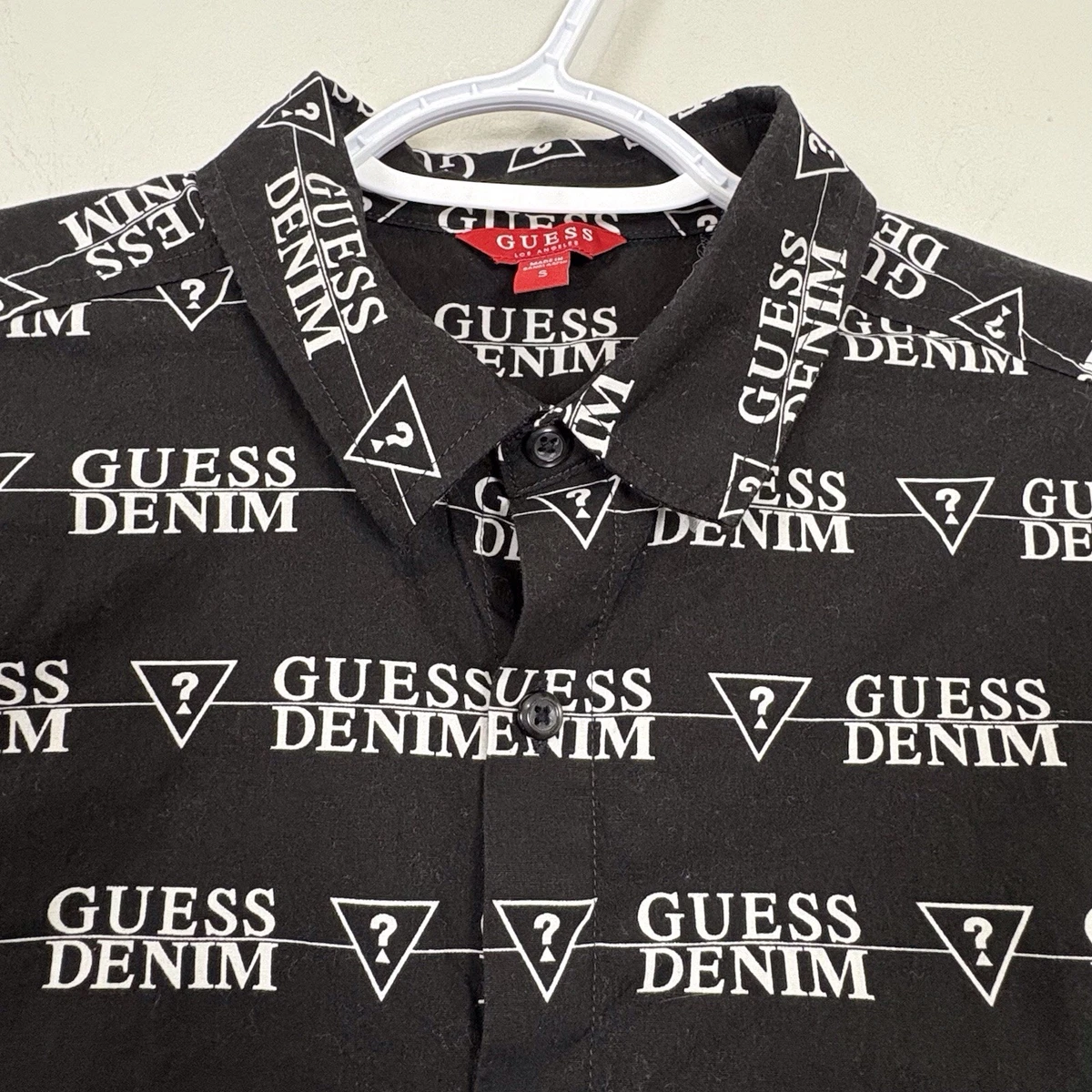 Camisa con botones Y2K Guess para hombre talla pequeña negra logotipo completo deletrear estilo años 90