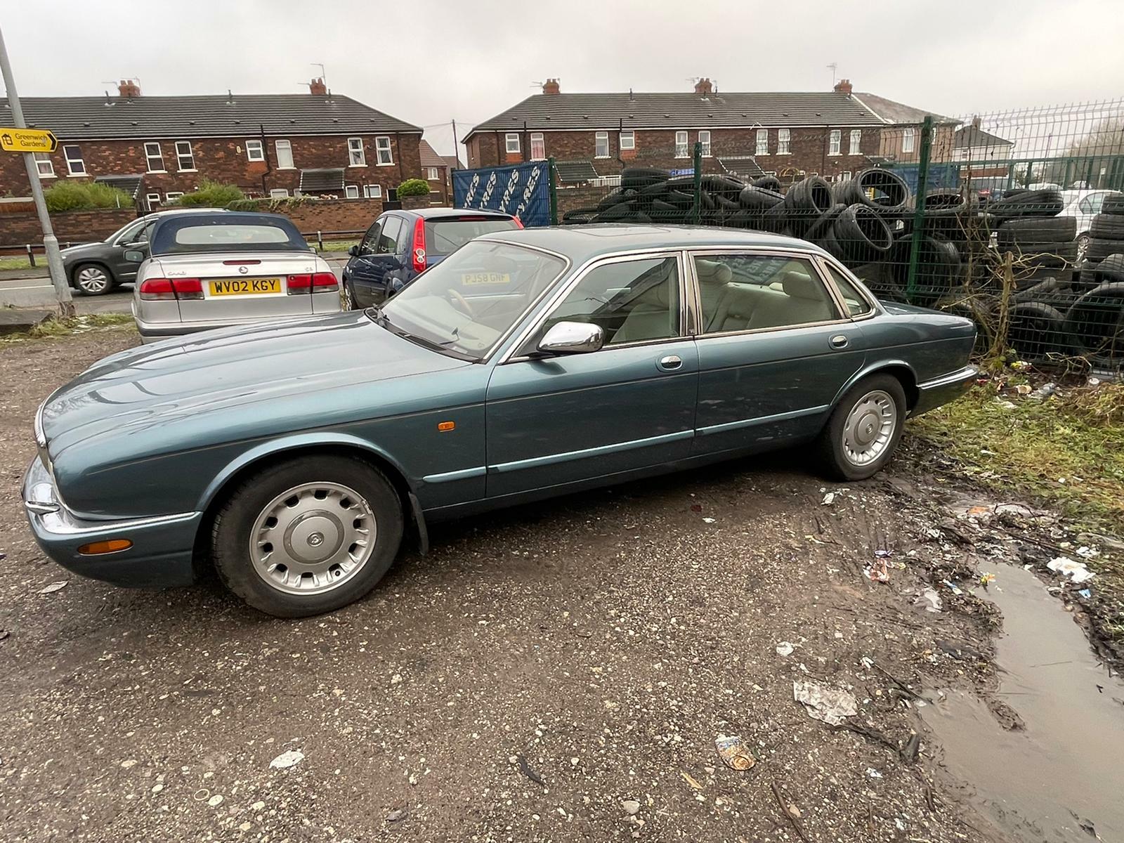 Image 01 - Daimler-4-0-V8-lwb-12-months-mot