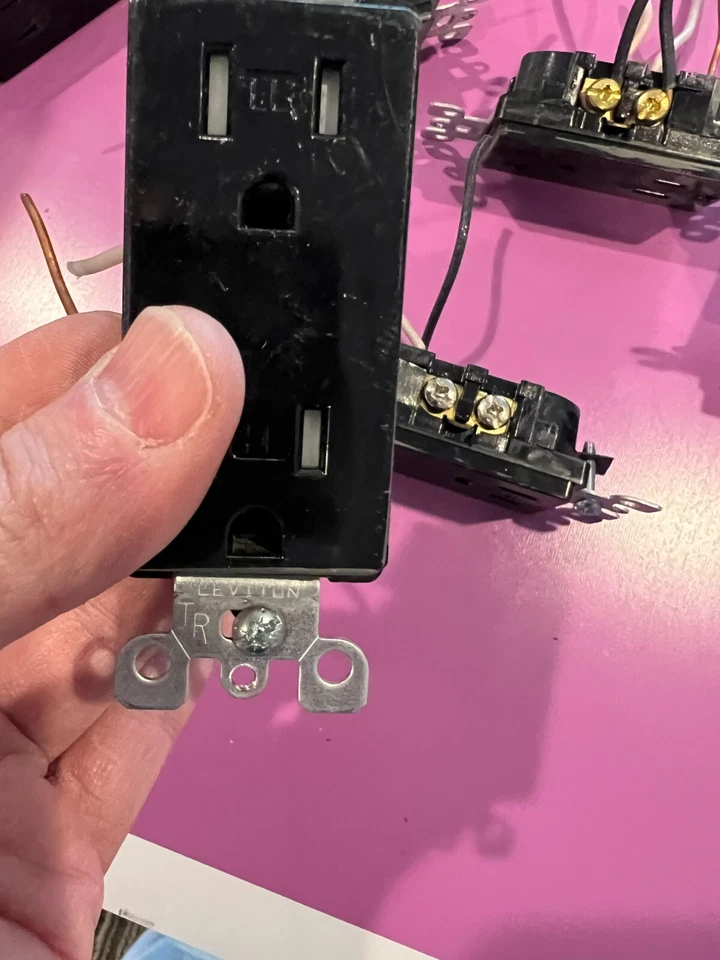 Enchufe Leviton Decora, 15A, 120/277V solo CA, 1 polo, negro lote de 6 enchufes Foto 2 de 4