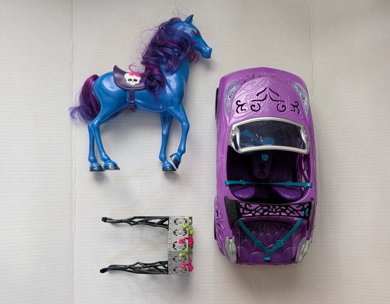 Monster High Scaris City Of Frights Convertible Bloodgood’s Horse Foosball lot