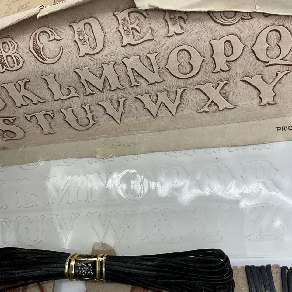 Lote de suministros de herramientas de artesanía en cuero vintage con cordones hebillas estampillas cinturones Foto 3 de 4