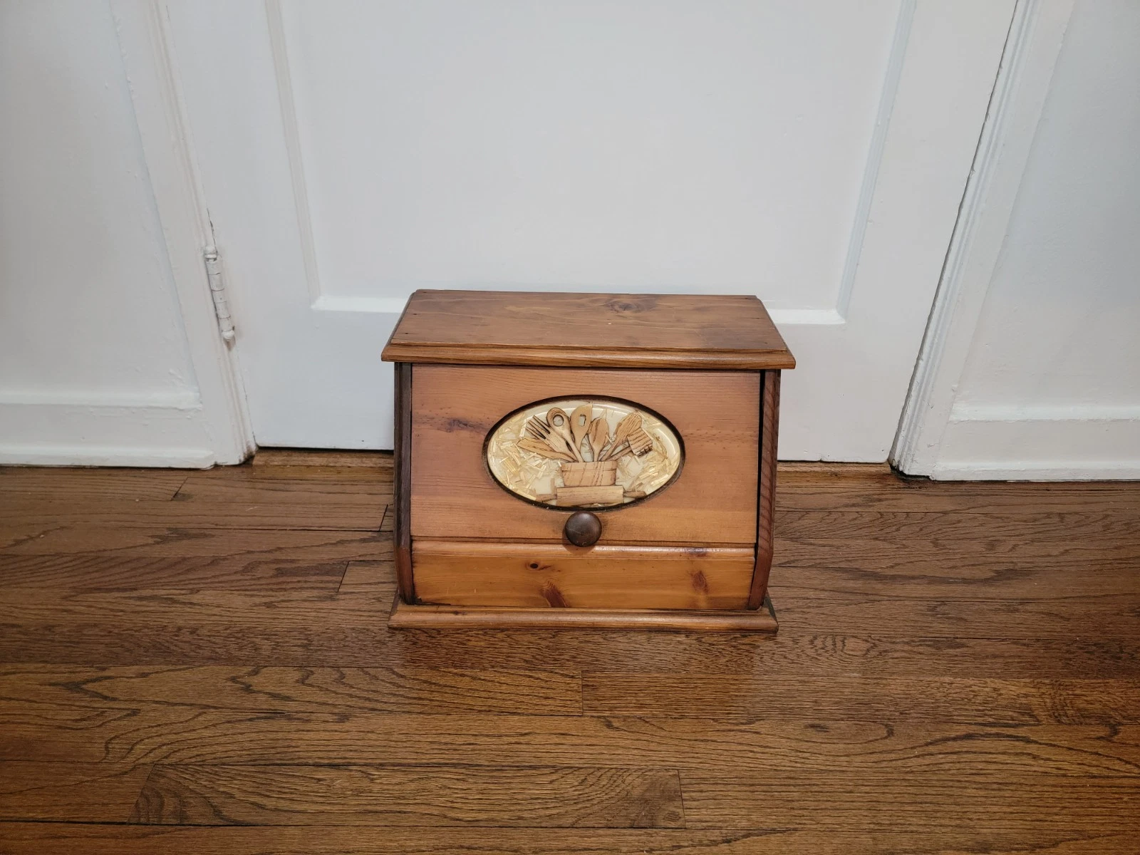 VTG 1960s Wooden Breadbox with Epoxy Picture ** RARE * HTF **
