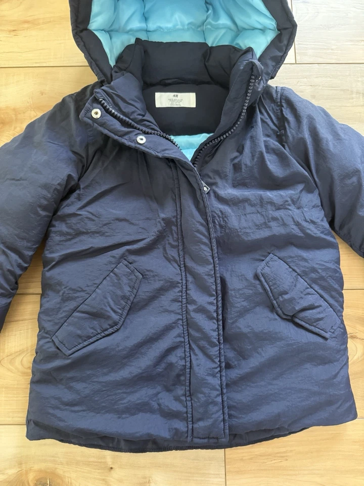 Jaqueta acolchoada azul marinho masculina tamanho 4/5 H&M com interior azul claro - Imagem 4 de 4