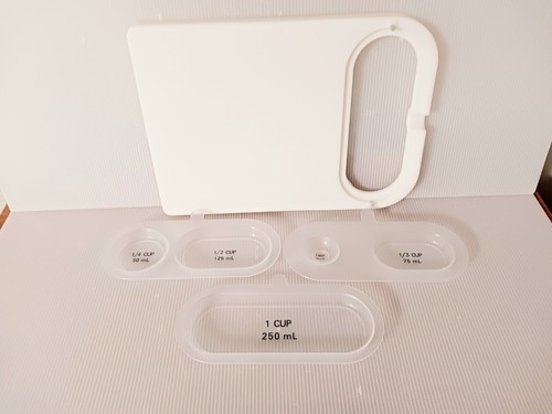 Pampered Chef Cut & Measure Cutting Board #1028 & 3 Measuring Cup Insert - Picture 7 of 7