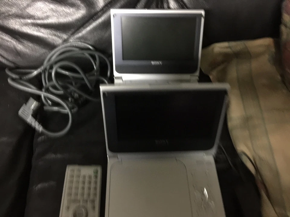 Sony DVP-FX750 Portable DVD Player with 7" LCD Black - Image 4 of 4