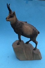 Größere geschnitzte Holz-Skulptur einer GEMSE / GAMS auf Felsen,  15x7x27 cm