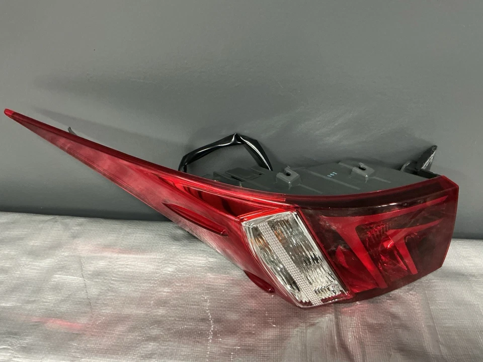 Luz trasera exterior derecha Lexus IS 350 2015 8155053270 OEM Foto 3 de 4