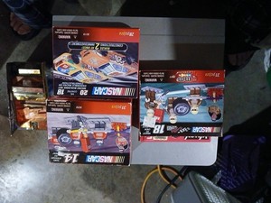 KYLE BUSCH 2010 K'NEX NASCAR M&M'S JOE GIBBS RACING PIT CREW 31 PIECE SET RARE!