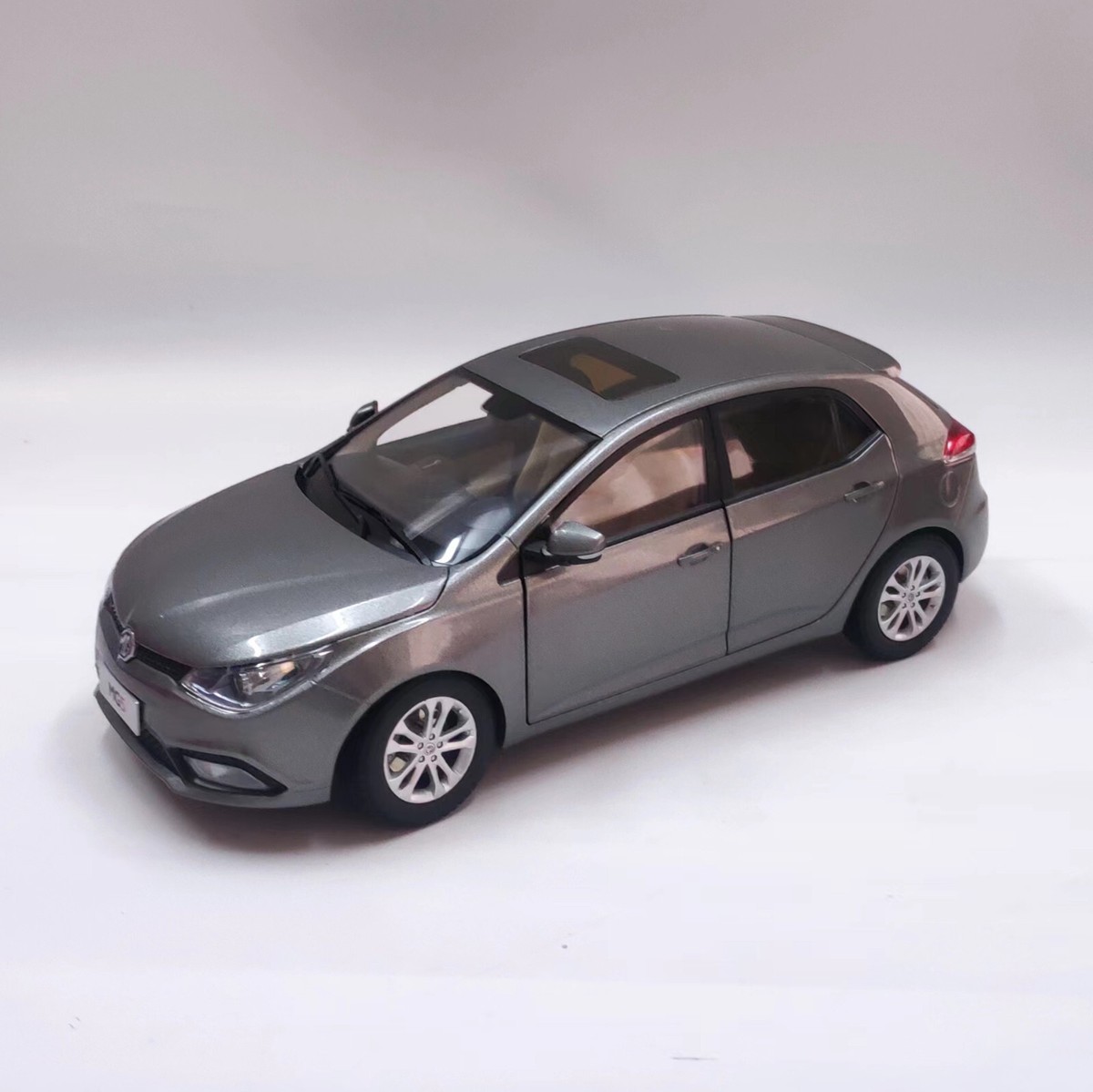 1/18 MG 5 hatchback car/ 2012 China SAIC MG 5 car Dealer Model