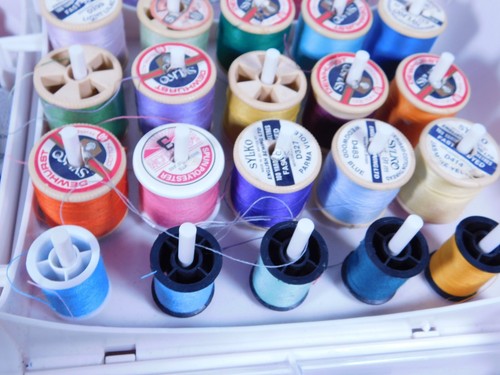 Singer Sew Essentials Thread Case c/w Contents ~ Threads & Accessories - Picture 20 of 22