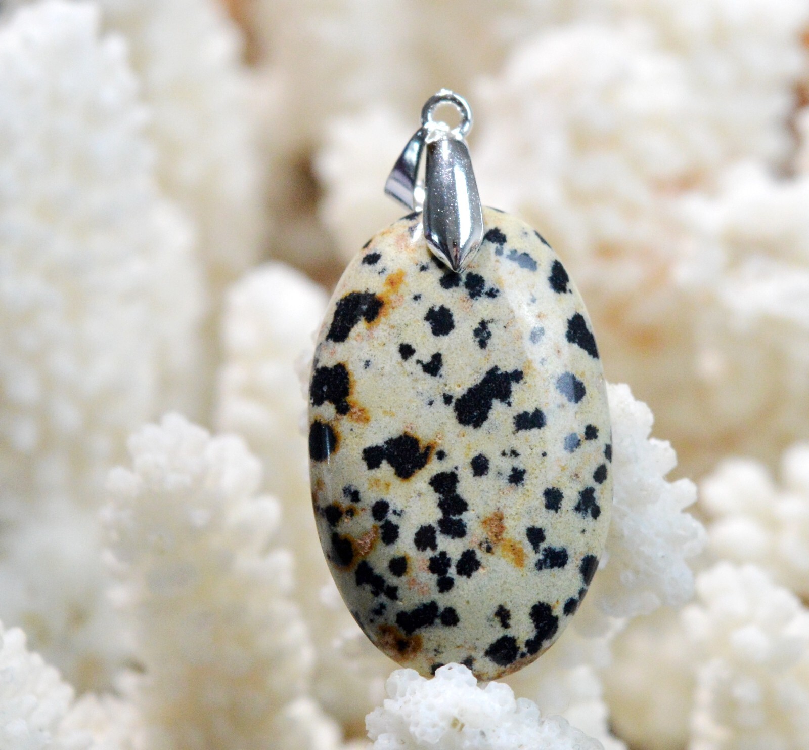 Pendentif jaspe dalmatien de 35 ct et sa pierre naturelle taillée en cabochon du Mexique