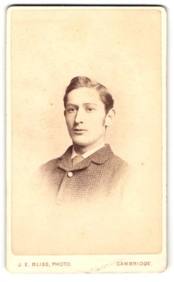 Fotografie J. E. Bliss, Cambridge, Post Office Terrace, Porträt eines jungen Ma 