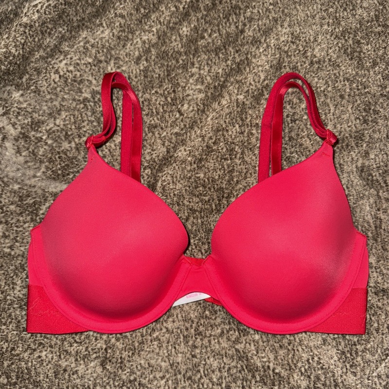 PreOwned Victorias Secret PINK Red Wear Everywhere T-Shirt Lightly Lined 32C