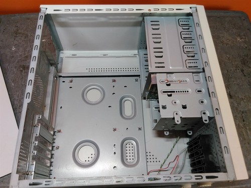 Vintage Beige Pentium 4 Era Tower PC Case 3.5" Floppy No PSU - Picture 7 of 8