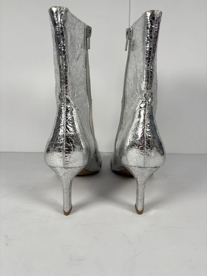 Botines Dolce Vita Gradie para mujer talla 6,5 plateados con tacón de gatito Foto 3 de 4