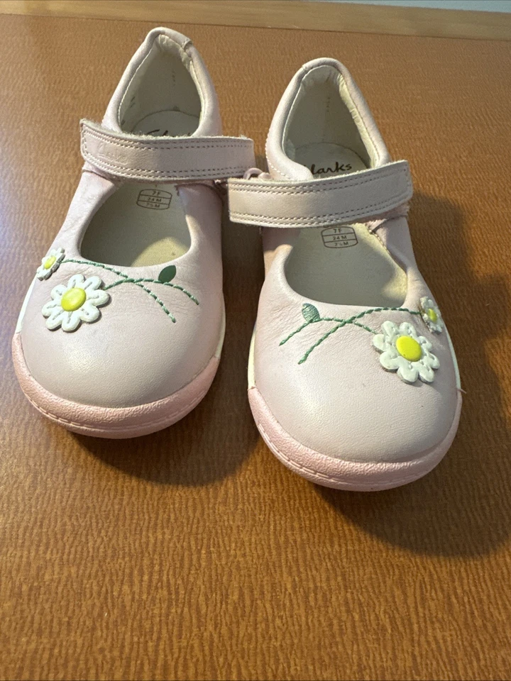 Сандалии Clarks First Shoes детские розовые стандартного покроя размер 7F или 7,5 с ромашкой - Изображение 3 из 4
