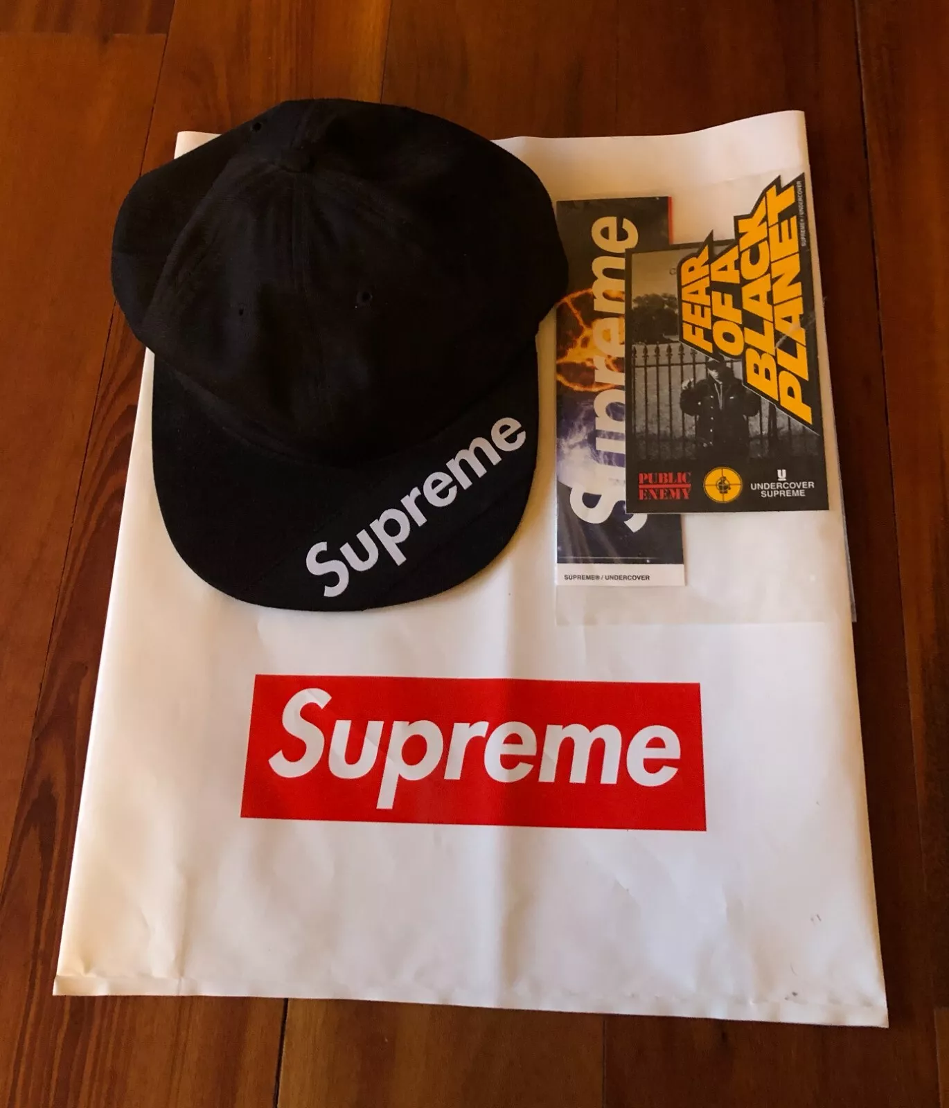 Chapeau, sac et autocollants Supreme