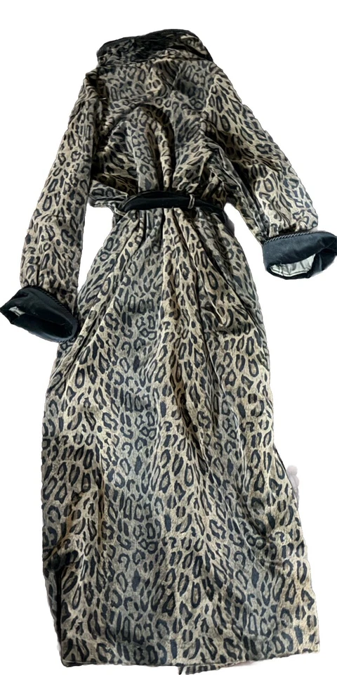 Bata envolvente de terciopelo con estampado de leopardo Diamond Tea de lujo para mujer talla mediana Canadá de colección Foto 2 de 4