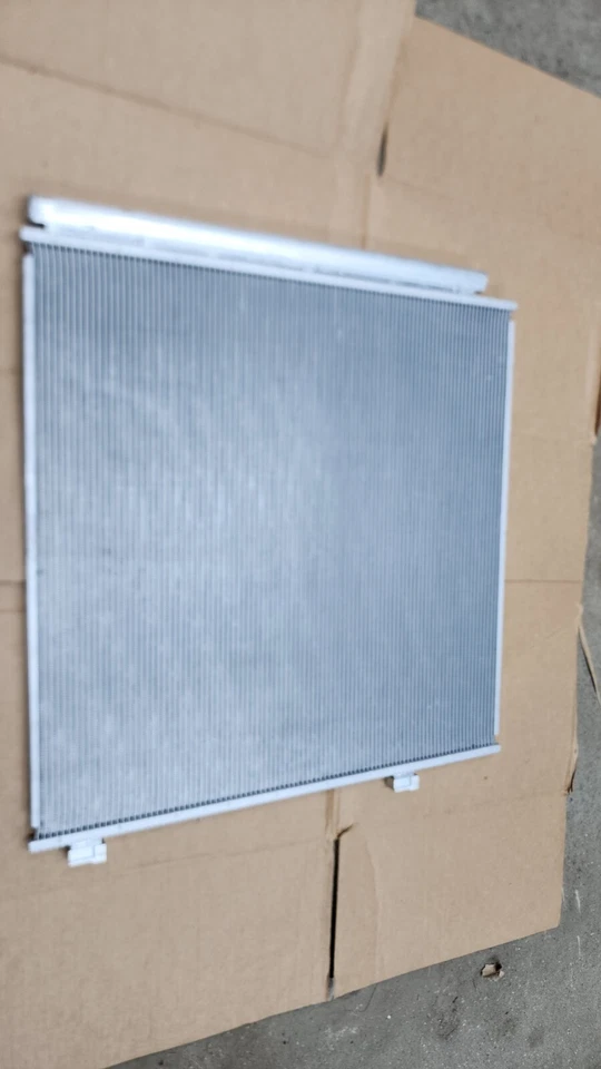 Condensador Range Rover CA 2022 A 2023.   LR152171 Nuevo. OEM. Foto 3 de 4