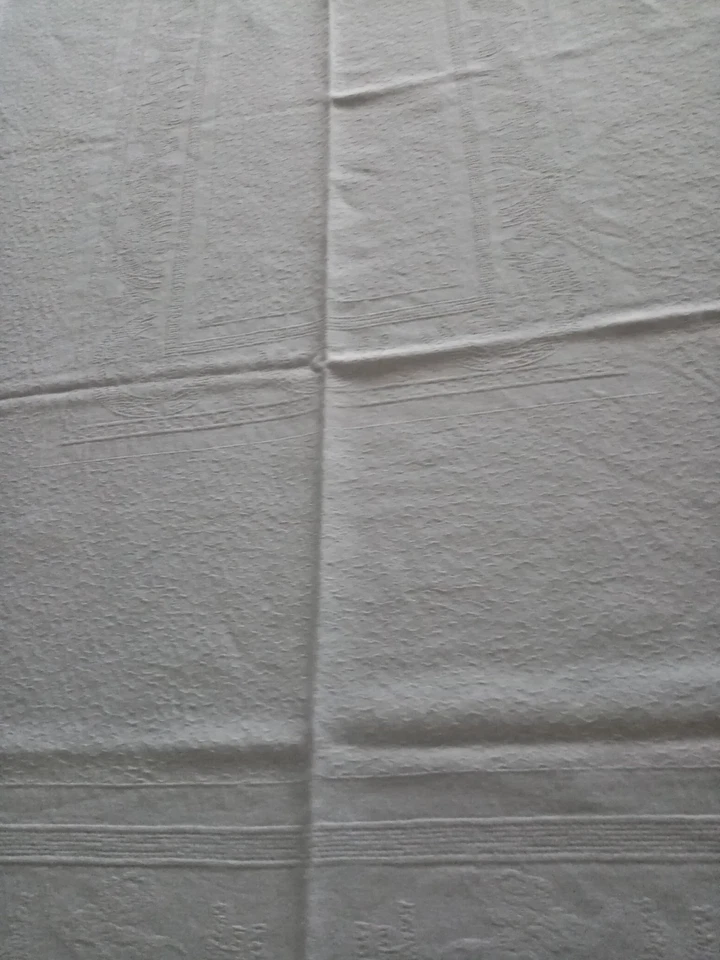 Linge de table. Une nappe et 12 serviettes en damassé. - Photo 2/4