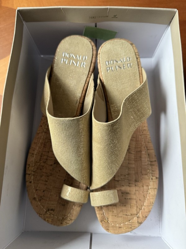Donald J Pliner women Beige slip on Sandals New With Box size 11M