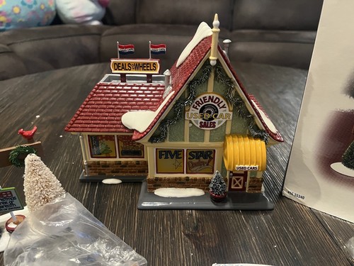 Dept. 56 2003 Snow Village Friendly Used Car Sales #56.55340 (COMPLETE) - Picture 4 of 8