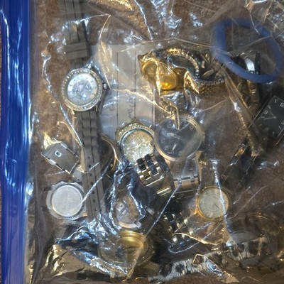 Mixed Lot of Wristwatches Assorted Styles in Bag - Unisex  display picture 3