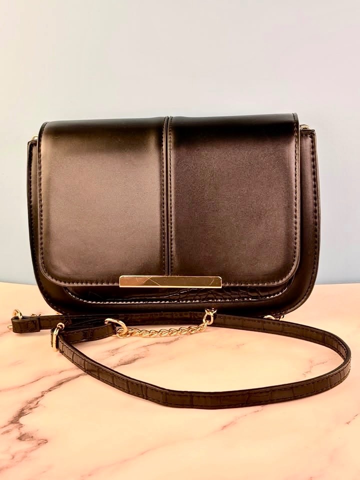 woman's sm blk crossbody/shoulder purse gold chain adjust st