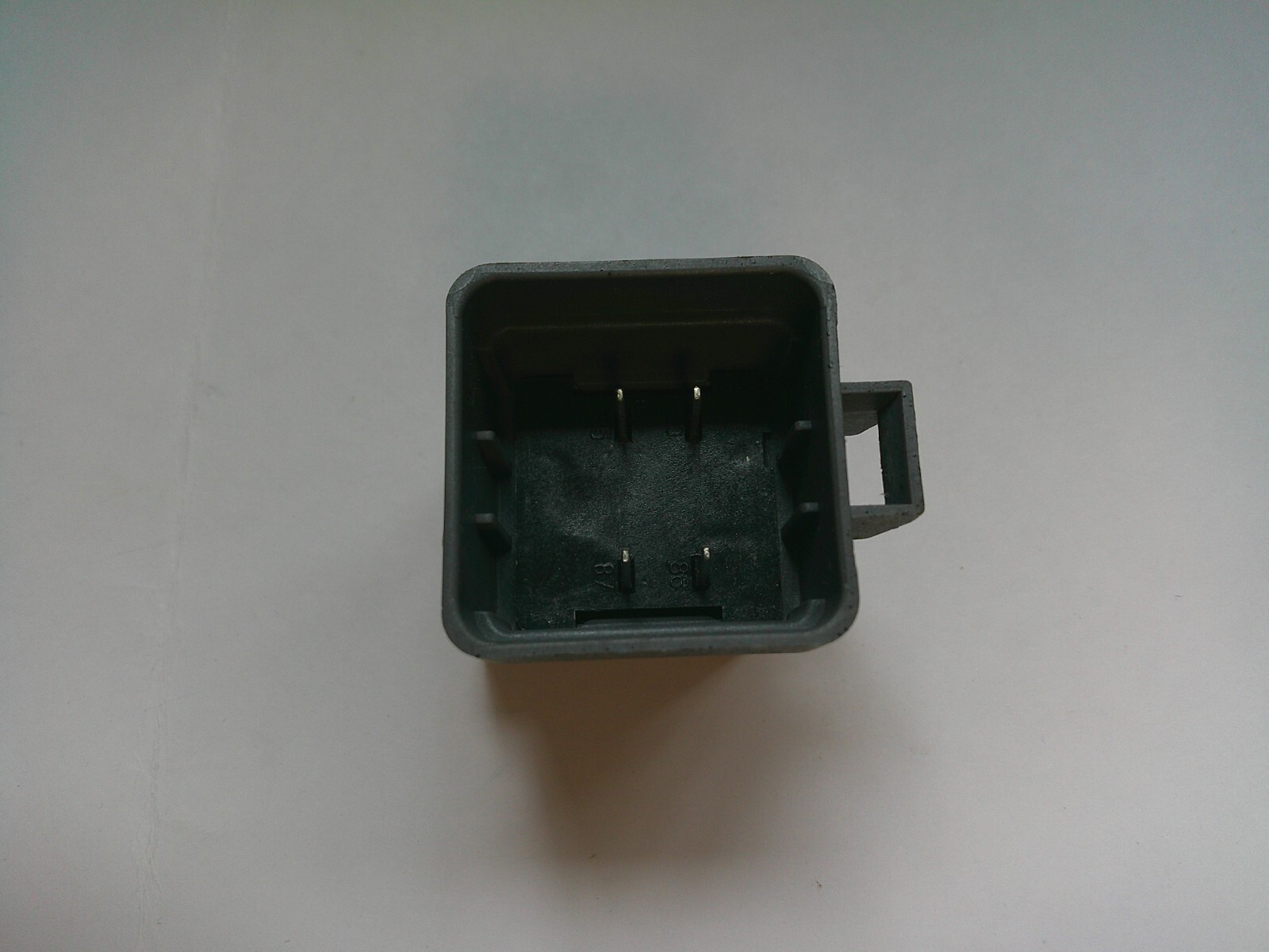 Genuine GM A/C Compressor Relay Gray 12077867 or 19118886-image