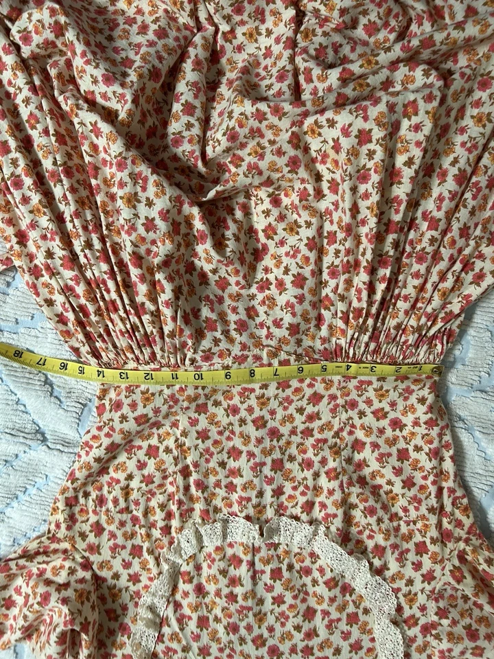 Handmade Peach Floral Pioneer Woman’s Dress And Bonnet Size M/L - Image 4 of 4