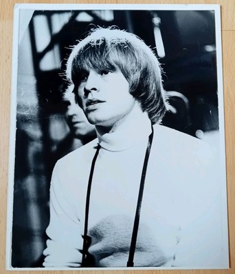 BRIAN JONES (THE ROLLING STONES) RARE PRESS PHOTO 10'' x 8'' CIRCA 1965