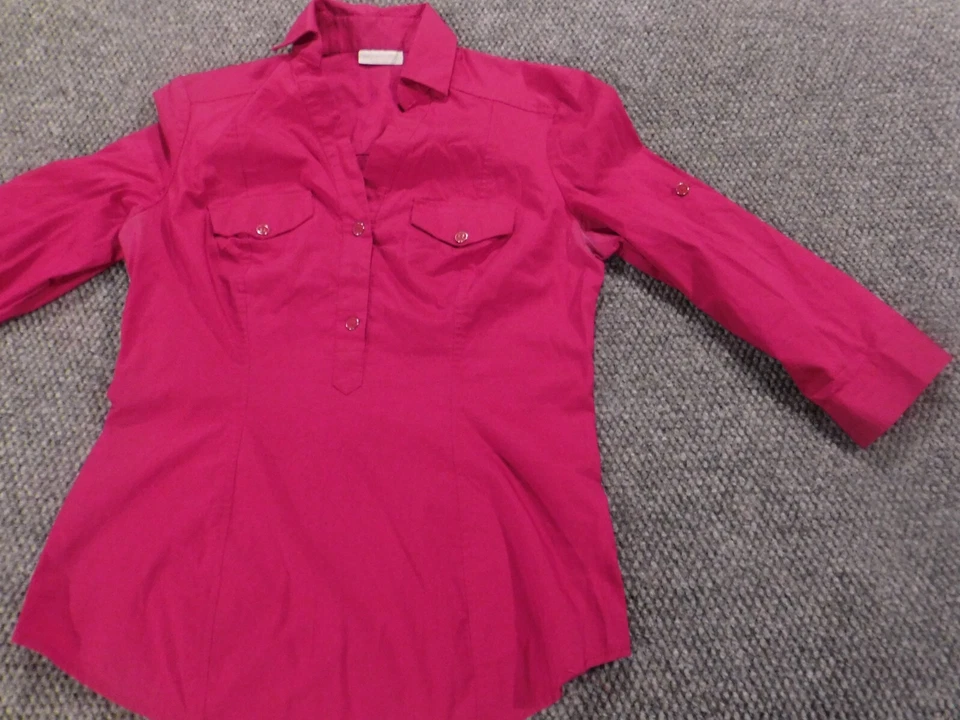 Blusa mujer New York and Company pequeña rosa abotonada Foto 2 de 4