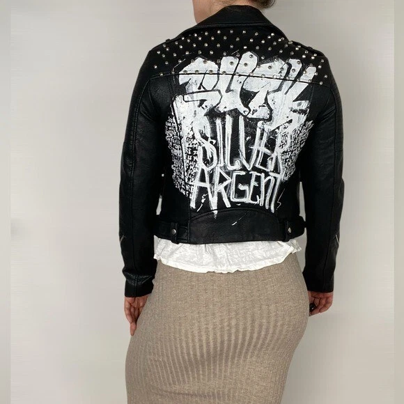 Chaqueta de Motociclista ZARA Graffiti Tachonada Imitación Cuero “Negro Plata Argent” Moto Foto 2 de 4