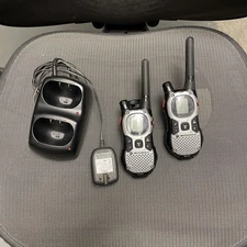 Set Of 2 Motorola K7GMJBGJ Long Range Two Way Radio Walkie Talkies - Read