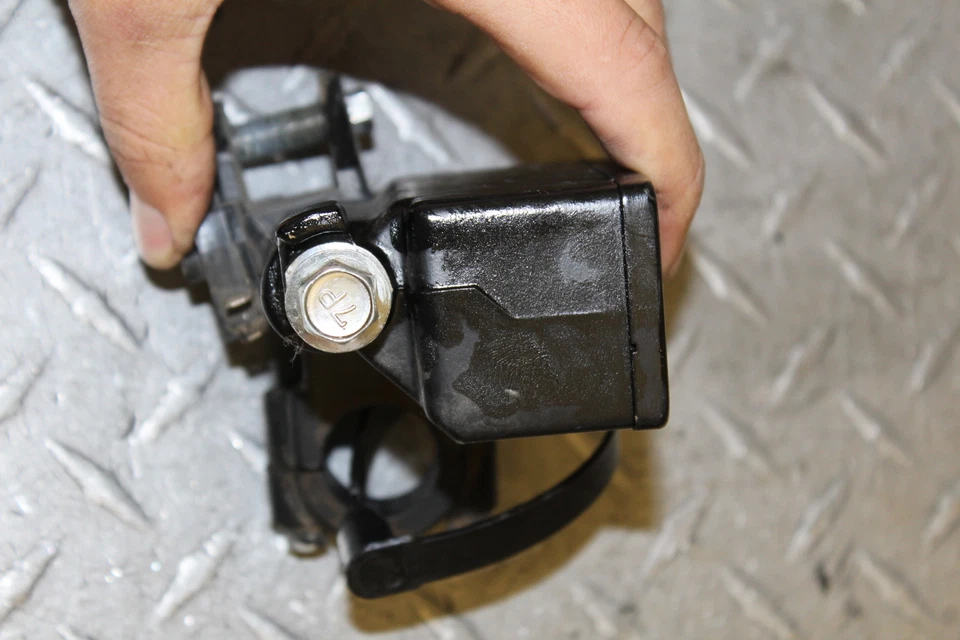 2008 SUZUKI BANDIT 1250S GSF1250S ГЛАВНЫЙ ЦИЛИНДР ПЕРЕДНЕГО ТОРМОЗА С РЫЧАГОМ - Изображение 3 из 4