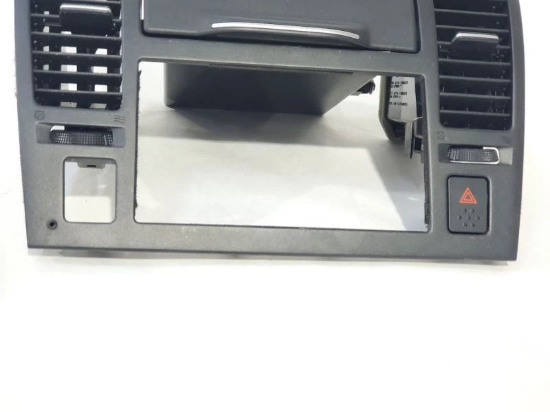 Borde de bisel con rejillas de ventilación e interruptor de peligro dañado OEM 2011 Nissan Versa Foto 2 de 4